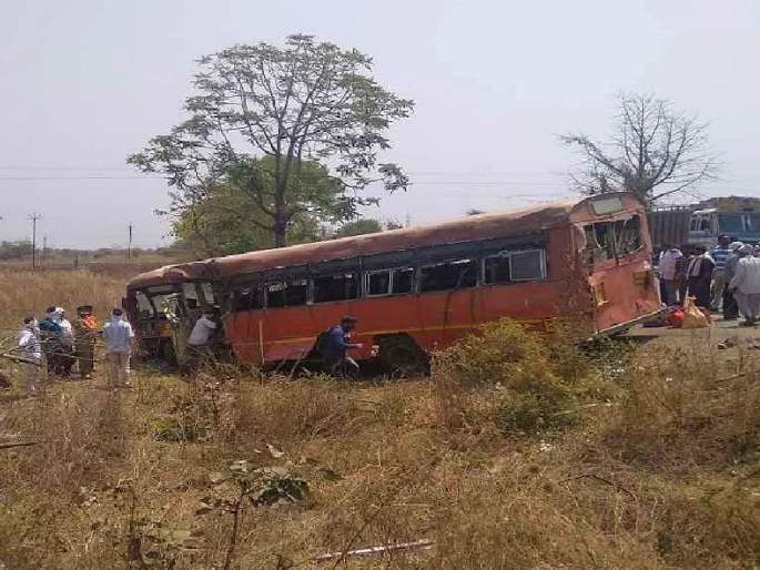 कारंजा मार्गावर उभ्या असलेल्या बसला भरधाव वेगाने येणाऱ्या खाजगी बसने धडक दिली